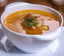 Гороховый суп с говядиной и гренками