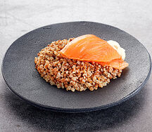 Сёмга с гарниром и соусом на выбор