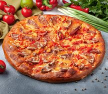 Пицца с колбасой кусочек