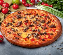 Пицца с говядиной кусочек