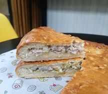 Пирог с курицей, картошкой и грибами 