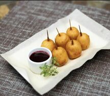 Сырные шарики с клюквенным соусом
