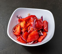 Салат с узбекскими томатами и красным луком