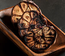 Свежий чеснок на гриле