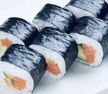 Мини-ролл с лососем и огурцом