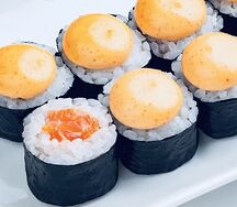 Мини-ролл с лососем спайси