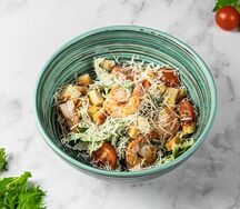 Салат Цезарь с креветками