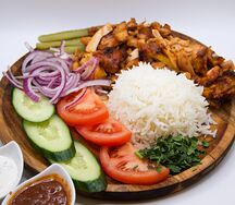 Донер на тарелке с рисом и курицей