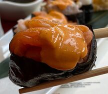 Гункан с копченым лососем