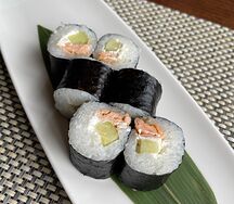 Мини роллы с жареным лососем