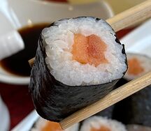 Мини-роллы с лососем