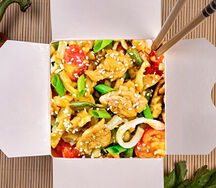 Wok по-тайски с курицей и лапшой удон