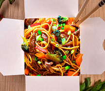 Wok по-гавайски с говядиной и и яичной лапшой