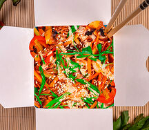 Wok по-гавайски с говядиной и и лапшой соба