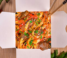 Wok классический с говядиной и лапшой удон