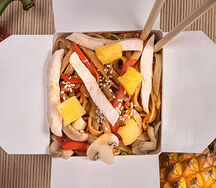 Wok по-гавайски с курицей и лапшой удон