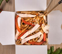 Wok классический с курицей и лапшой удон