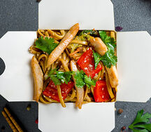 Wok по-китайски с курицей и лапшой удон
