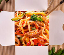 Wok по-гавайски с говядиной и лапшой удон