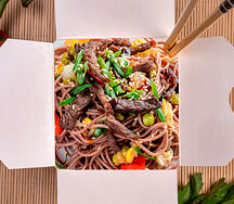 Wok классический с говядиной и лапшой соба