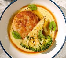 Крабкейк с картофельным пюре и брокколи гриль