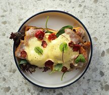 Вафли Бенедикт с беконом и вялеными черри