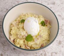 Каша пшенная с беконом, пармезаном и яйцом пашот