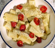 Сливочная паста с цыпленком, песто и вялеными черри