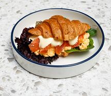 Круассан с лососем 