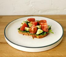 Авокадо-тост с томатами