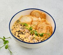 Сырный крем-суп с пастрами из индейки