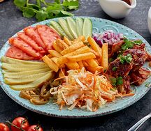 Шаурма на тарелке с курочкой