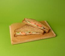 Сэндвич с красной рыбой на пшенично-ржаном хлебе