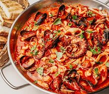 Ассорти из морепродуктов в томатном соусе с базиликом