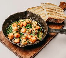 Гребешок с чесноком и петрушкой