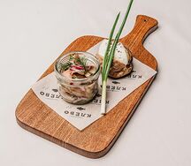 Сельдь с ялтинским луком и печеным картофелем