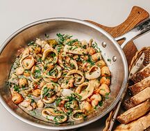 Ассорти из морепродуктов с чесноком и петрушкой