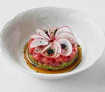 Тартар тунец/гуакамоле/ранний редис/икра палтуса