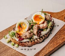 Брускетта с печенью трески и яйцом