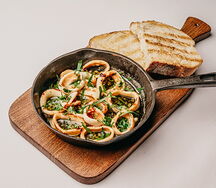 Кальмар с чесноком и петрушкой