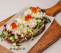 Брускетта с копченой треской