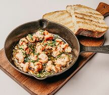 Креветки с чесноком и петрушкой