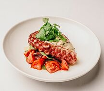 Марокканский осьминог с пюре из баклажанов