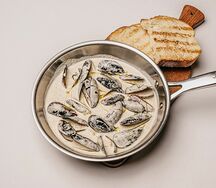 Сковорода мидий в соусе сливочный трюфель