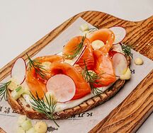 Брускетта со слабосоленым лососем