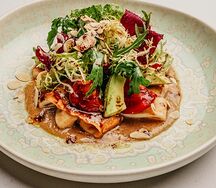 Салат с кальмарами гриль и ореховым соусом