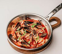 Спагетти с мидиями в томатном соусе с базиликом