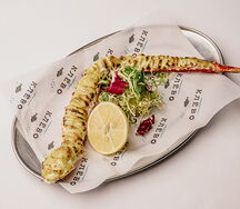 Запеченная клешня камчатского краба в соусе сладкий васаби