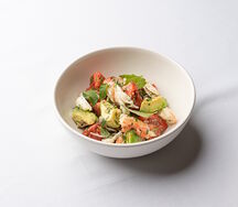 Салат с крабом, томатами и авокадо