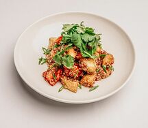 Теплый салат с баклажанами, томатами и киноа